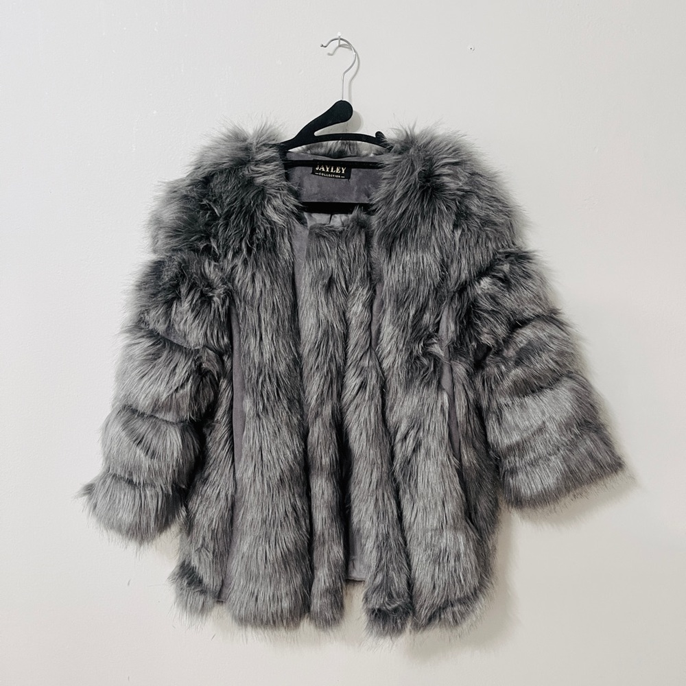 Faux Fur coat in Grey with 3/4 sleeves
